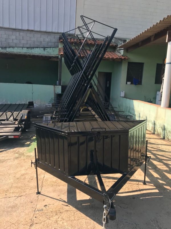 Carreta para transporte de 20 bicicletas c/ baú