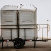 Carreta para transporte de 2 banheiros químico