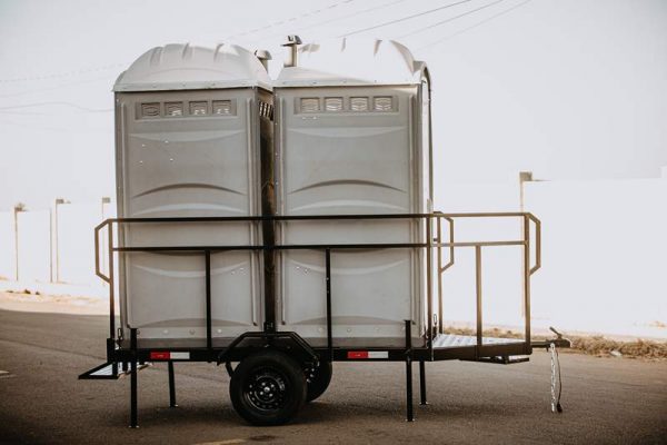 Carreta para transporte de 2 banheiros químico