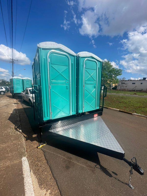 Carreta para transporte de 4 banheiros químico